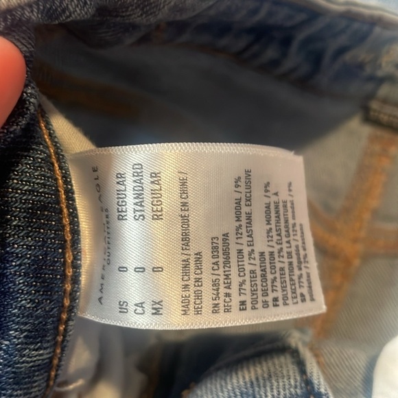 American Eagle Stretch Light Wash High Rise Distressed Ripped Mom Jean Size 0 - Picture 3 of 9
